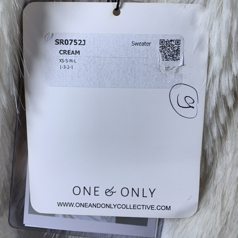 One and Only Fuzzy Cream Jacket NWT Small White Faux Fur Hook & Eye Closure - Picture 6 of 11